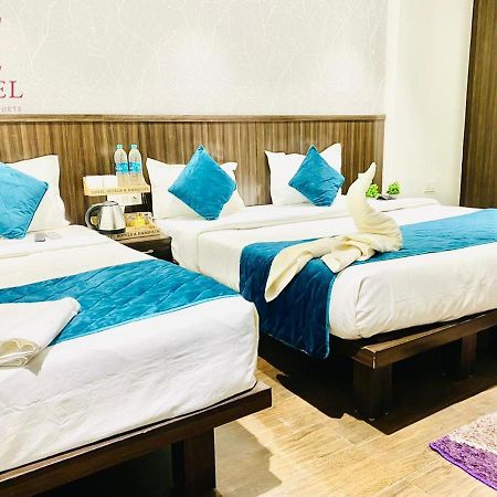 Qotel Hotel Rajouri Garden Above Ritu Marbles, Near Rajouri Garden Metro Station-Couple Friendly New Delhi Buitenkant foto