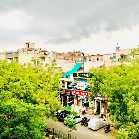 Qotel Hotel Rajouri Garden Above Ritu Marbles, Near Rajouri Garden Metro Station-Couple Friendly New Delhi Buitenkant foto