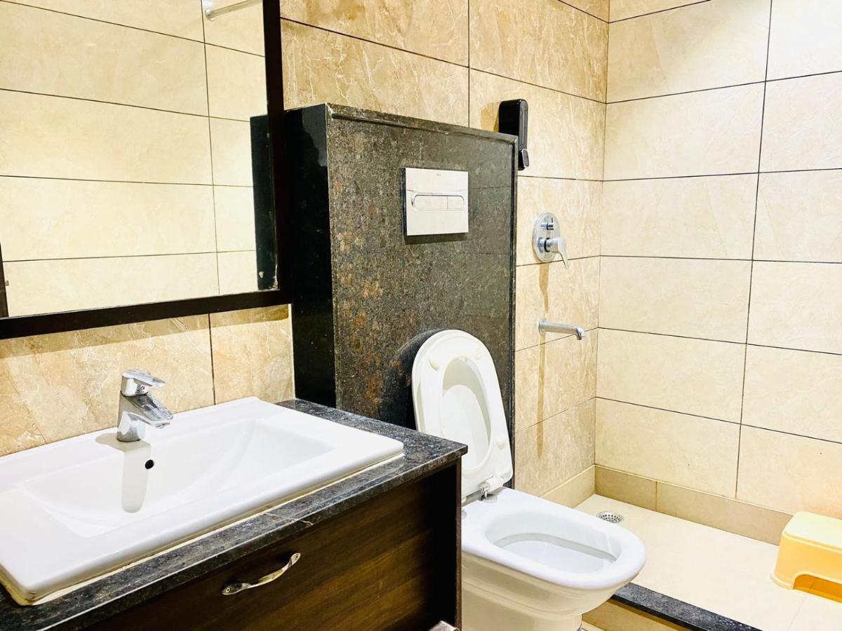 Qotel Hotel Rajouri Garden Above Ritu Marbles, Near Rajouri Garden Metro Station-Couple Friendly New Delhi Buitenkant foto