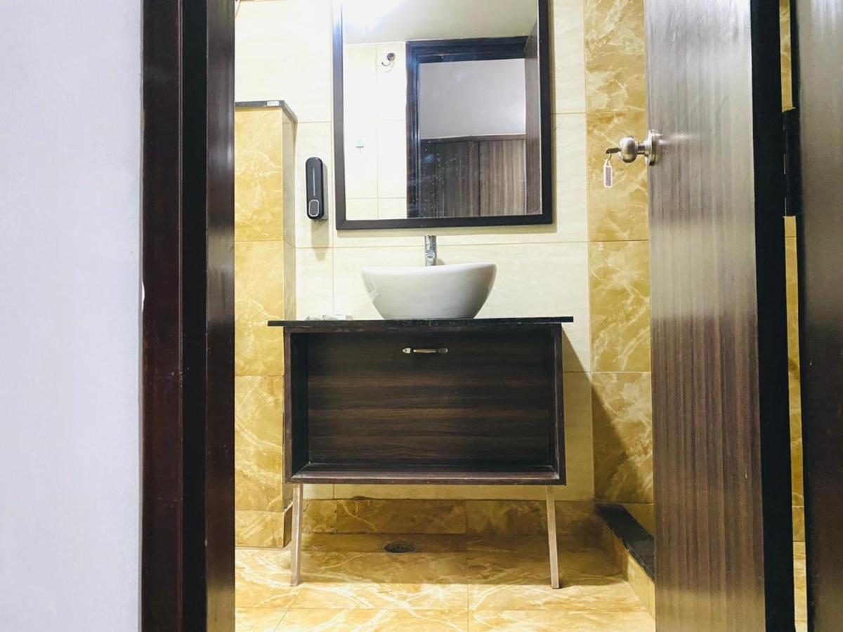 Qotel Hotel Rajouri Garden Above Ritu Marbles, Near Rajouri Garden Metro Station-Couple Friendly New Delhi Buitenkant foto