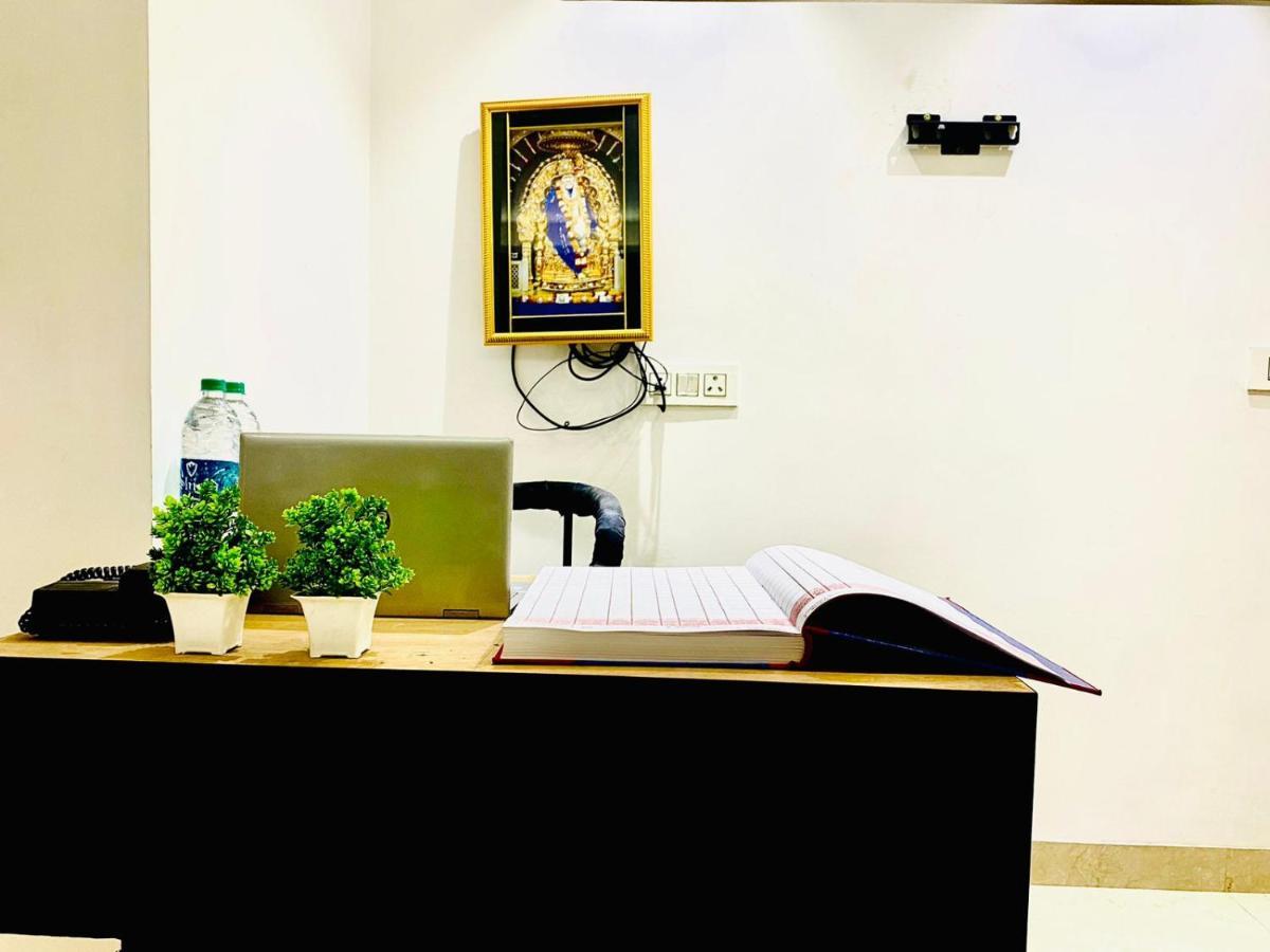 Qotel Hotel Rajouri Garden Above Ritu Marbles, Near Rajouri Garden Metro Station-Couple Friendly New Delhi Buitenkant foto